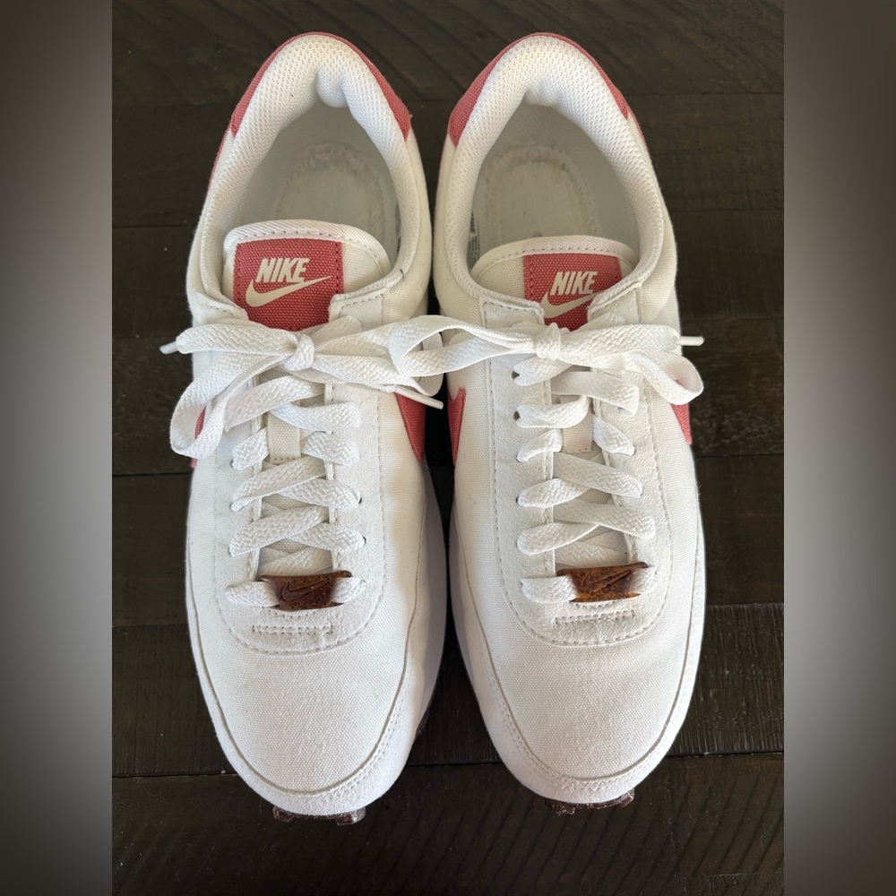 NIKE - SPECIAL EDITION - White and Pink Swoosh Low-Top Sneaker. Size 8.5 - Picture 3 of 16